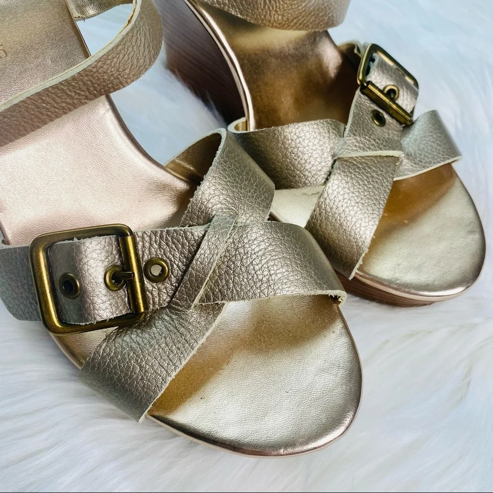Banana Republic Champagne Colored Strappy Wedges